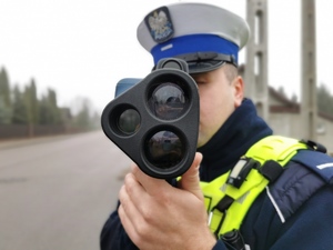 policjant ruchu drogowego z urządzeniem do mierzenia prędkości przy twarzy