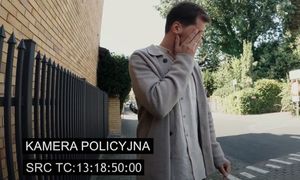 mężczyzna i napis kamera policyjna