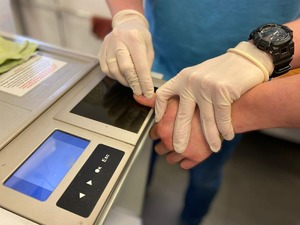 moment pobierania odcisków palców