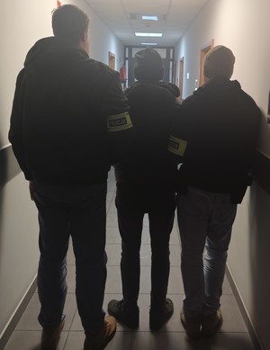 policjanci z zatrzymanym