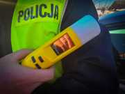 policjant z alkomatem