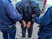 policjanci z zatrzymanym