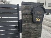 budynek i uszkodzony domofon