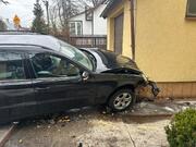 pojazd rozbity o ścianę budynku