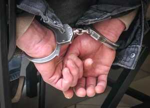 ręce w kajdankach