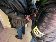 policjant z zatrzymanym