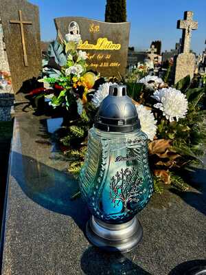 policjanci przed grobem