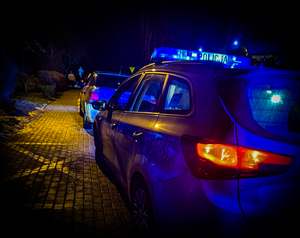 radiowóz i pojazd-zdjęcie nocą