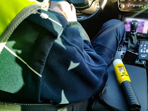 policjant w radiowozie