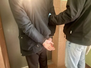 policjant z zatrzymanym