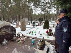 policjanci przy grobach poległych policantów