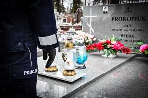 policjanci przy grobach poległych policantów