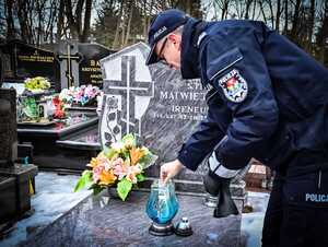 policjanci przy grobach poległych policantów