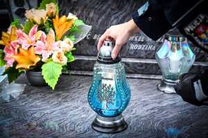 policjanci przy grobach poległych policantów