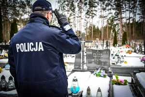 policjanci przy grobach poległych policantów