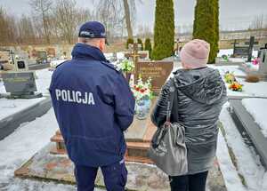 policjanci przy grobach poległych policantów