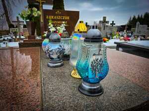 policjanci przy grobach poległych policantów