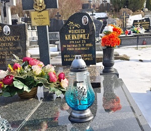 policjanci przy grobach poległych policantów