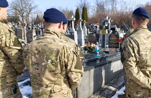 policjanci przy grobach poległych policantów