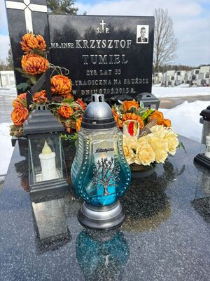 policjanci przy grobach poległych policantów