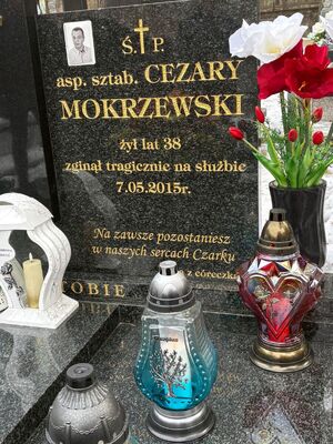 policjanci przy grobach poległych policantów