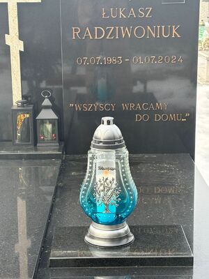 policjanci przy grobach poległych policantów