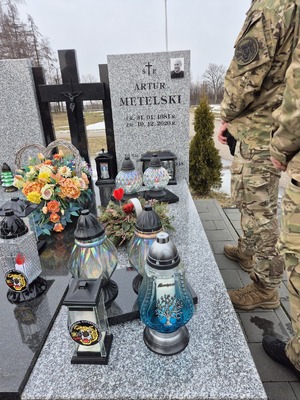 policjanci przy grobach poległych policantów