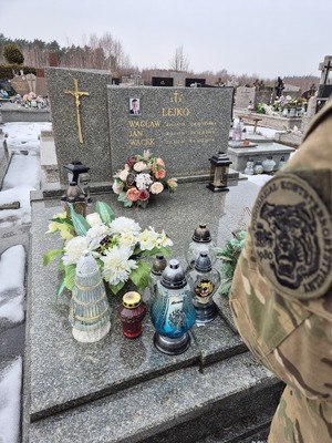 policjanci przy grobach poległych policjantów