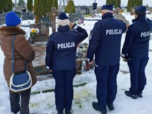 policjanci przy grobach poległych policjantów