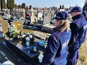 policjanci przy grobach poległych policjantów