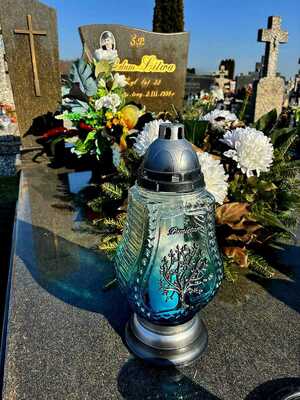 policjanci przy grobach poległych policjantów