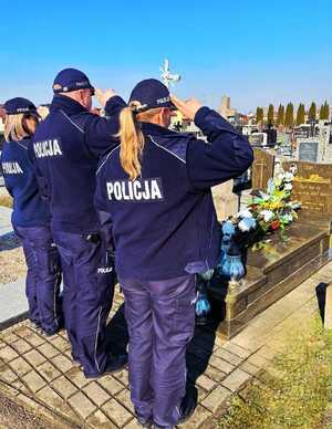 policjanci przy grobach poległych policjantów