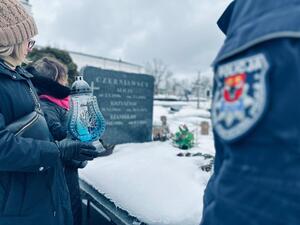 policjanci przy grobach poległych policjantów