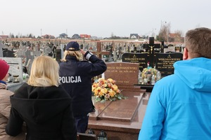 policjanci przy grobach poległych policjantów