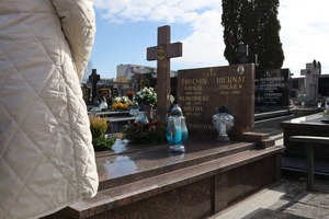 policjanci przy grobach poległych policjantów