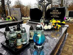 policjanci przy grobach poległych policjantów