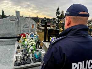 policjanci przy grobach poległych policjantów
