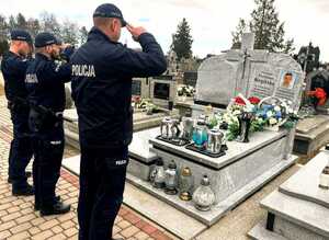 policjanci przy grobach poległych policjantów