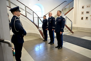 komendanci oddają hołd poległym