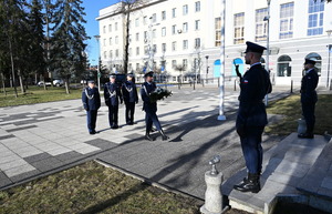 komendanci oddają hołd poległym