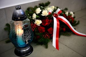 komendanci oddają hołd poległym