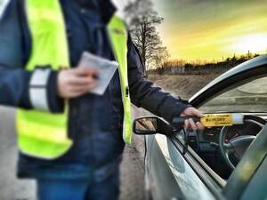 policjant sprawdza trzeżwość