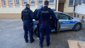 policjanci z zarzymanym