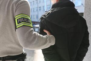 policjant z zatrzymanym