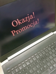 laptop i napis okazja , promocja
