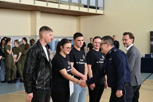 "NA SPORTOWO Z CZYSTĄ GŁOWĄ" TURNIEJ KLAS MUNDUROWYCH - uczestnicy oraz organizatorzy