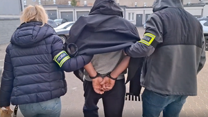 policjanci z zatrzymanym