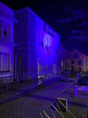 podświetlone budynki na niebiesko