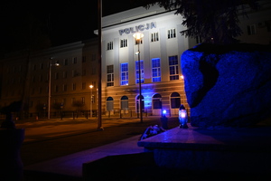 podświetlone budynki na niebiesko