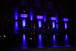 podświetlone na niebiesko budynki użyteczności publicznej